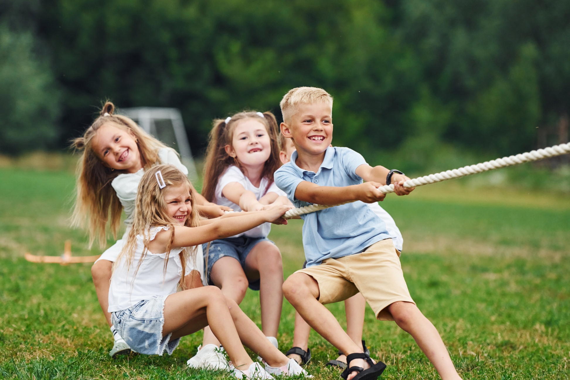 kids playing tug of war game